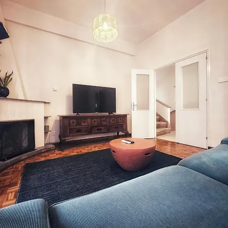 Bluewood Retreat|cozy Vintage 3bdr Heart Nicosia